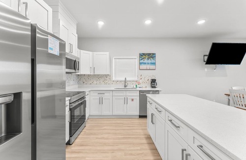 Holiday Beach House | Spacious 4-bedroom Retreat Prime Location Walk to Beach Sleeps 14 - Unit A