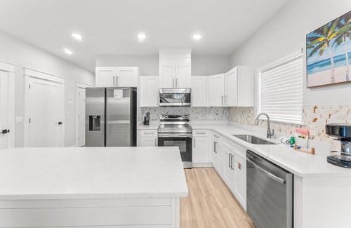 Holiday Beach House | Spacious 4-bedroom Retreat Prime Location Walk to Beach Sleeps 14 - Unit A