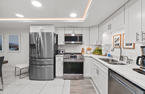 Bel Air Condo | Spacious and Elegant Condo! Summer Deals! FREE tkts to Activities this Summer!