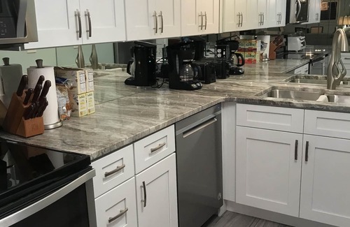 Thomas Drive Condo | Spacious Beachfront Condo Located on Grand Lagoon