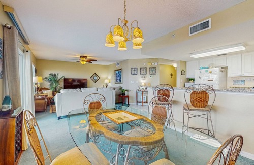 Fort Walton Beach Condo | Spacious condo in w/free WiFi, pool access, central AC, and washer/dryer