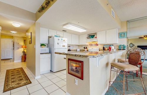 Fort Walton Beach Condo | Spacious condo in w/free WiFi, pool access, central AC, and washer/dryer