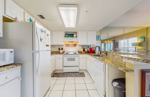 Fort Walton Beach Condo | Spacious condo in w/free WiFi, pool access, central AC, and washer/dryer