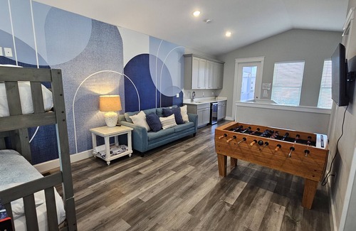 Holiday Beach House | Spring Break, Sunset Deck, Gameroom, 1 block to beach, Sleeps 17, gas grill