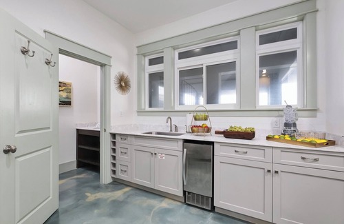 Sunnyside House | "Sun Daze" Beachfront w/Outdoor Putting Green