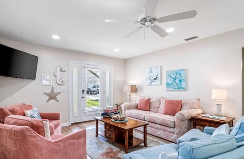 Bid-a-wee Beach House | The Hideaway | Bid-a-Wee Beach | 2 minute walk to Private Beach Access | Close to Frank Brown Park