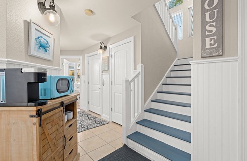 Laguna Beach Estates House | The Pink Castle In PCB-1 min. Walk to beach-private elevator.