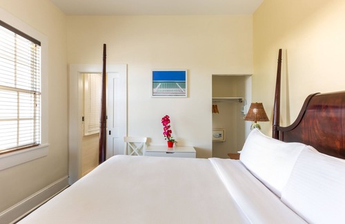 Uptown - Upper Duval Hotel | The Southernmost Inn - Adults Only