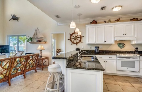 Plantation House | THIS BEAUTIFULLY FURNISHED HOME is bay front on one picturesque acre of pines and palms.