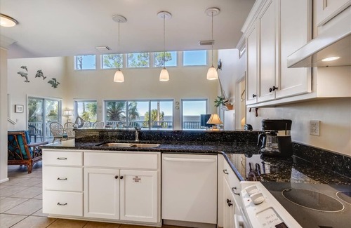 Plantation House | THIS BEAUTIFULLY FURNISHED HOME is bay front on one picturesque acre of pines and palms.