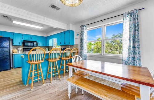 Plantation House | Treetop Oasis – 4 Bedroom | 3 Bath | Sleeps 8