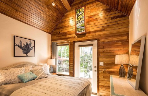 Old Town House | Tropical Breeze Villa - 2 Bedroom + Loft, 2.5 Bathroom HOT TUB OLD TOWN KW
