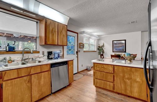 Eustis House | Uhost AI - 4BR Getaway - Cozy Firepit & Hot Tub Fun