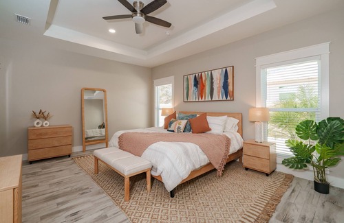 The Pines House | Vacay Vibes | 4BR Home, Fenced Yard, Firepit, BBQ, Walk to Beach, Sleeps 12