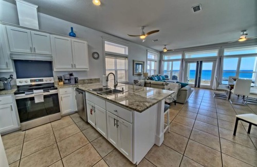 Hollywood Beach Condo | Villa Rosemary - Hot Tub, Shared Pool, Sleeps 14