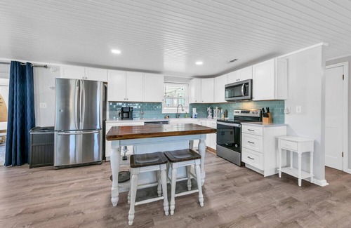 Fort Bay House | 🏖️Walk to Beach-Great Location-A Wave We Go🏖️