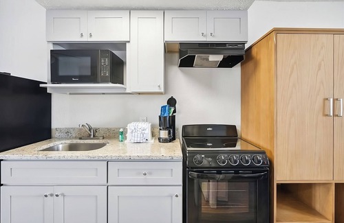Fort Bay House | Your Home Away From Home! Gulf View, Free Parking, Direct Access to Beach