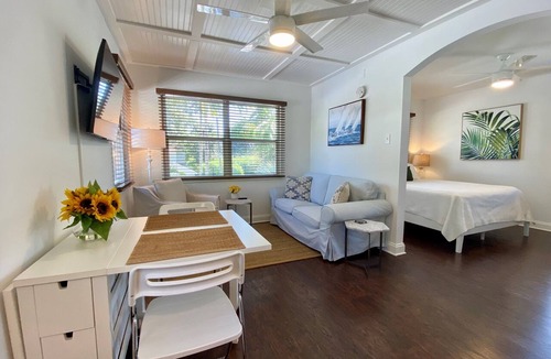 West Palm Beach Apartment | 1/1 steps from downtown w/bikes. clean & comfortable