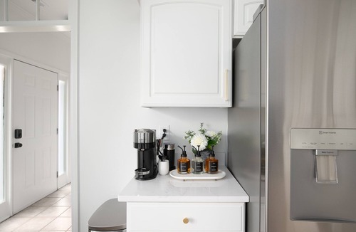 Alabaster House | 1.5 miles to shops & interstate! Family friendly modern townhouse.
