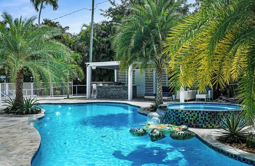 Lazy Lake House | 1 Acre LakeView Gem, Stunning Pool, Near Beach! Kayak/Pond/Spa - Fort Lauderdale