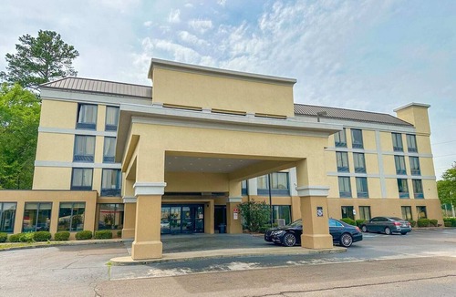 Tougaloo Apartment | 1 Bedroom Suite with Jetted Tub