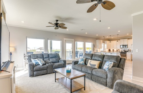 Crystal Beach Cottage | 1 Block to Shore: Crystal Beach Gem, Deck & Views