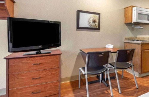 Shreveport Apartment | 1 Full Bed | ADA/Tub/Non-Smoking/Kitchen