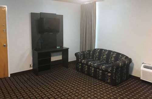 Tupelo Apartment | 1 King Bed | Smoking, Micfridge