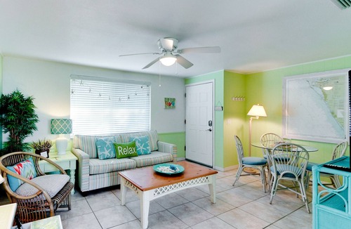 Holmes Beach Cottage | 1 King bedroom, on Anna Maria Island with private heated, Pool!