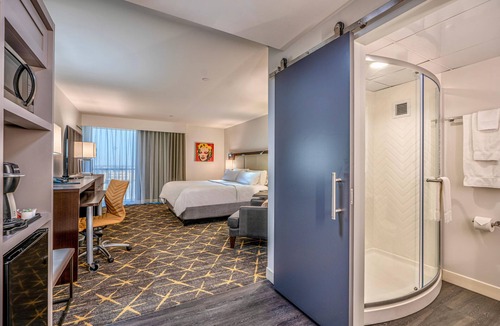 Faubourg Delassize Hotel | 1 King Std Room, Holiday Inn – Rooftop Pool, 4 Blocks from Caesars Superdome