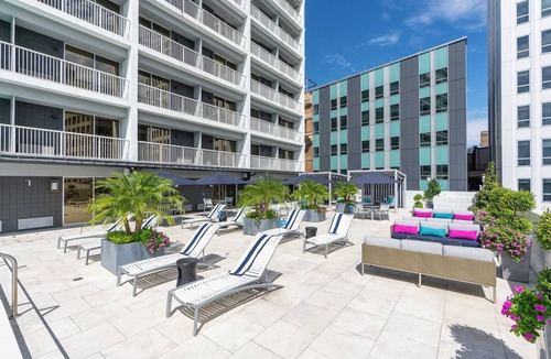 Faubourg Delassize Hotel | 1 King Std Room, Holiday Inn – Rooftop Pool, 4 Blocks from Caesars Superdome