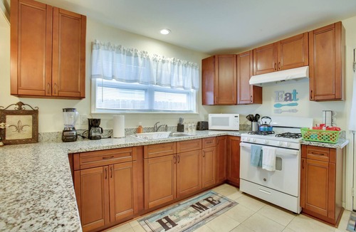 Kenner - Louis Armstrong International Airport Cottage | 1 Mi to Airport! New Orleans Area Home