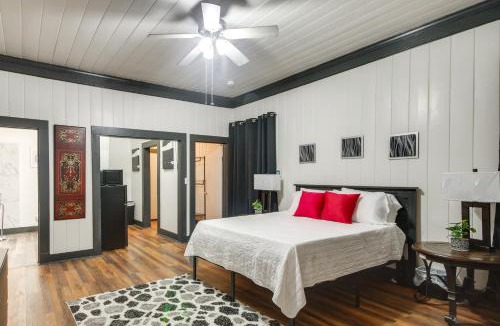 Greenwood House | 1 Mi to Dtwn! Family-Friendly Retreat in Greenwood