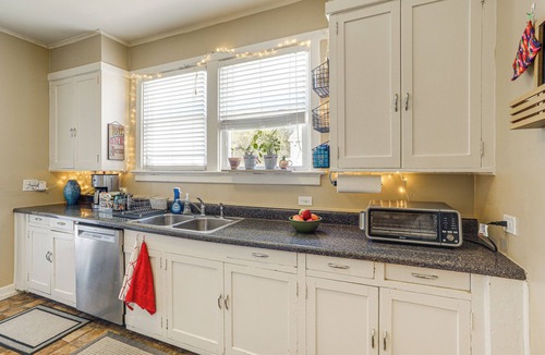 Oxford Cottage | 1 Mi to Ole Miss: Family-friendly Home!