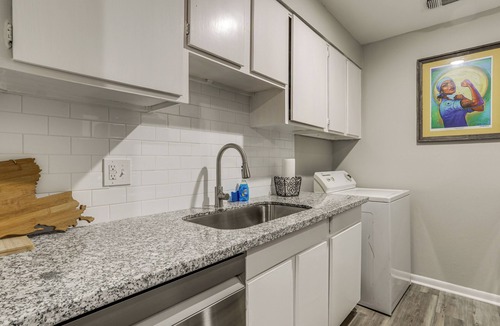 Highlands - Perkins House | 1 Mi to Tiger Stadium: Sleek University South Gem!