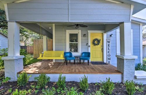 Central Arlington House | 1 Mi to UTA: Arlington Elm Cottage w/Fenced Yard