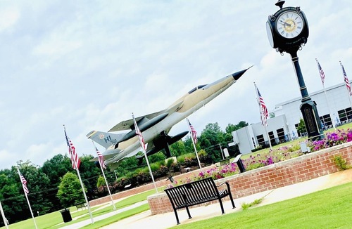 Tupelo House | #1 Stay on Elvis Presley Drive 1 mi to I 22, near aquatic ctr, downtown, arena.