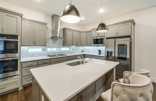 Park Central House | 10 Mi to Dtwn Dallas: Sleek Retreat w/Balcony