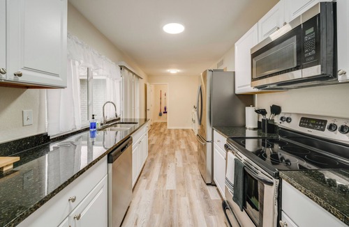 Grand Prairie House | 10 Mi to Six Flags: Pet- & Family-Friendly Retreat
