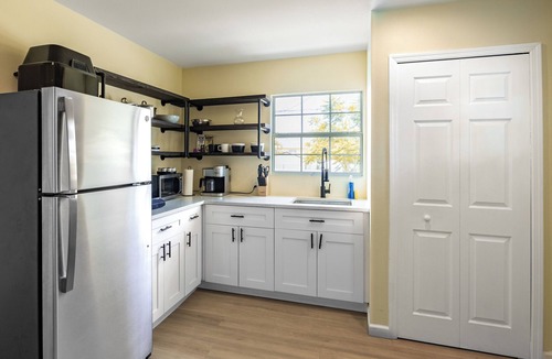 United Central Apartment | 10 min to St Pete Beach w/Parking - King Size Bed