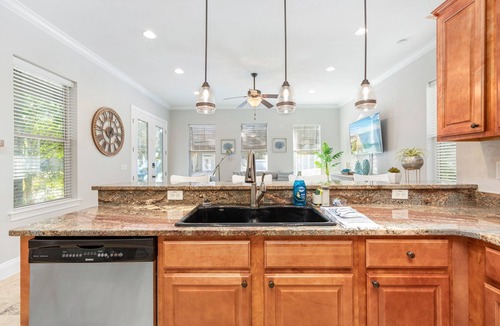Villages of Crystal Beach House | 10-Min Walk to Beach | Heated Pool ,BBQ & Trolley