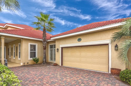 Emerald Waters Village House | 10% off July 22-29 with Beach service for 2 included!