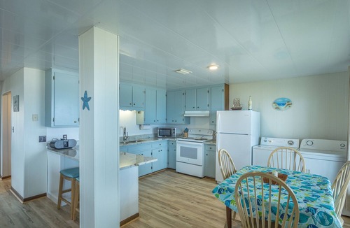 St. George Island Apartment | 10% off remaining fall weeks! Beachfront. 1 bed/1bath.