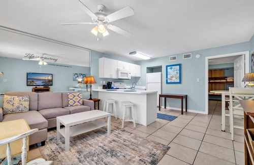 Fort Walton Beach Condo | 105 Tropical Isle Cozy Gulfside Condo ~ Beach Svc Included ~ AUG SALE