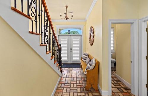Summer Breeze House | 109 Island Cove Ct - Blue Palm Cove