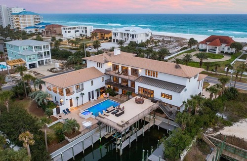 Holiday Isle House | 1133 m² House ∙ 11 bedrooms ∙ 40 guests