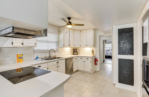Lynn Haven House | 12 Mi to PCB: 'The Whale’s Tale’ w/Patio & Grill