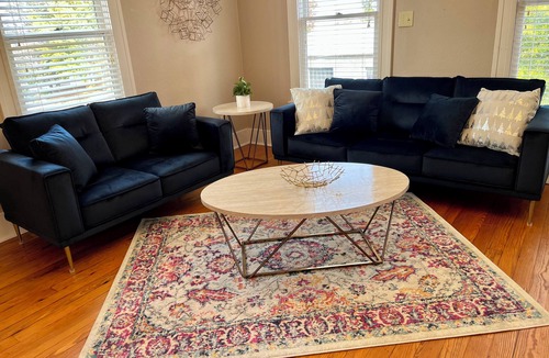 East of Broadway Apartment | 1200 sqft. Cozy 1-bedroom apartment in charming SoMA with Central Air