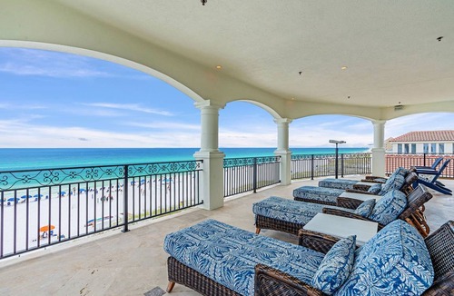 Crystal Beach House | 1236 m² House ∙ 12 bedrooms ∙ 25 guests