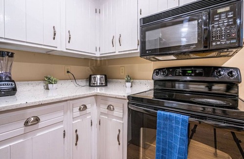 Huntsville House | 14003 Maebeth · ❂Mayflower Cottage❂ Ping Pong Table/Fiber Wifi!